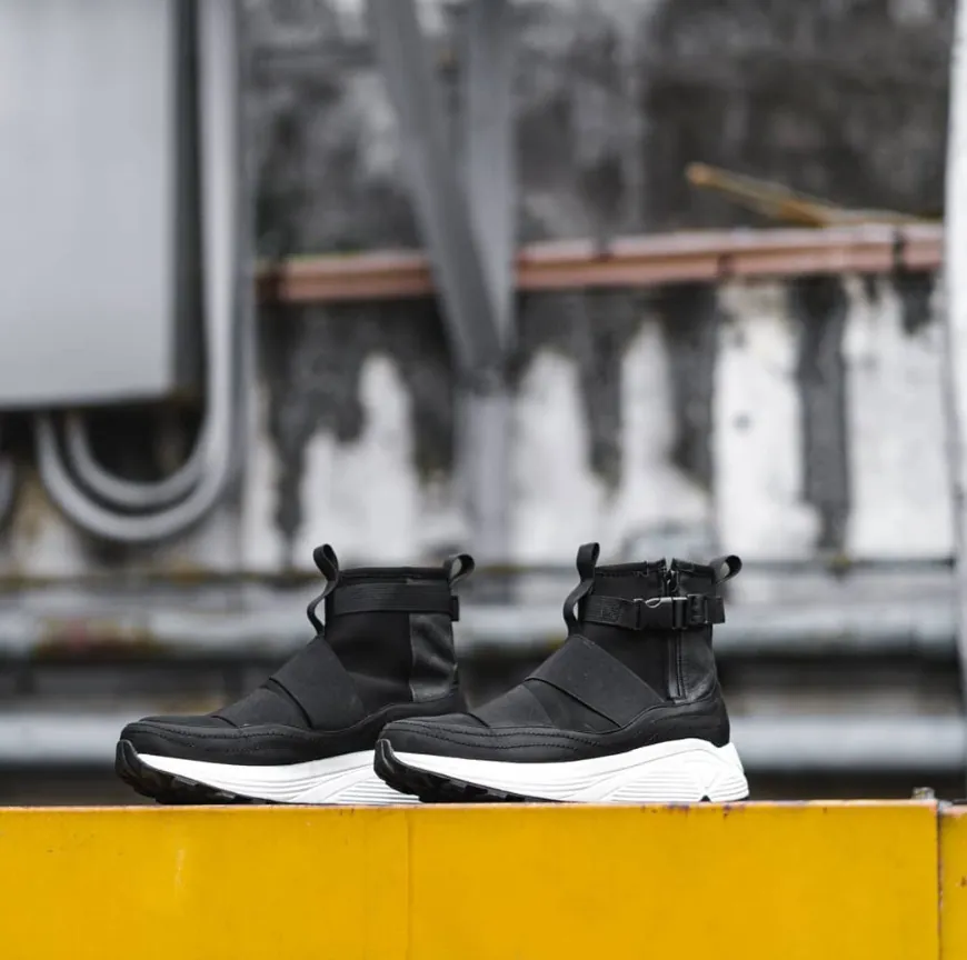 Final pair on a yellow ledge